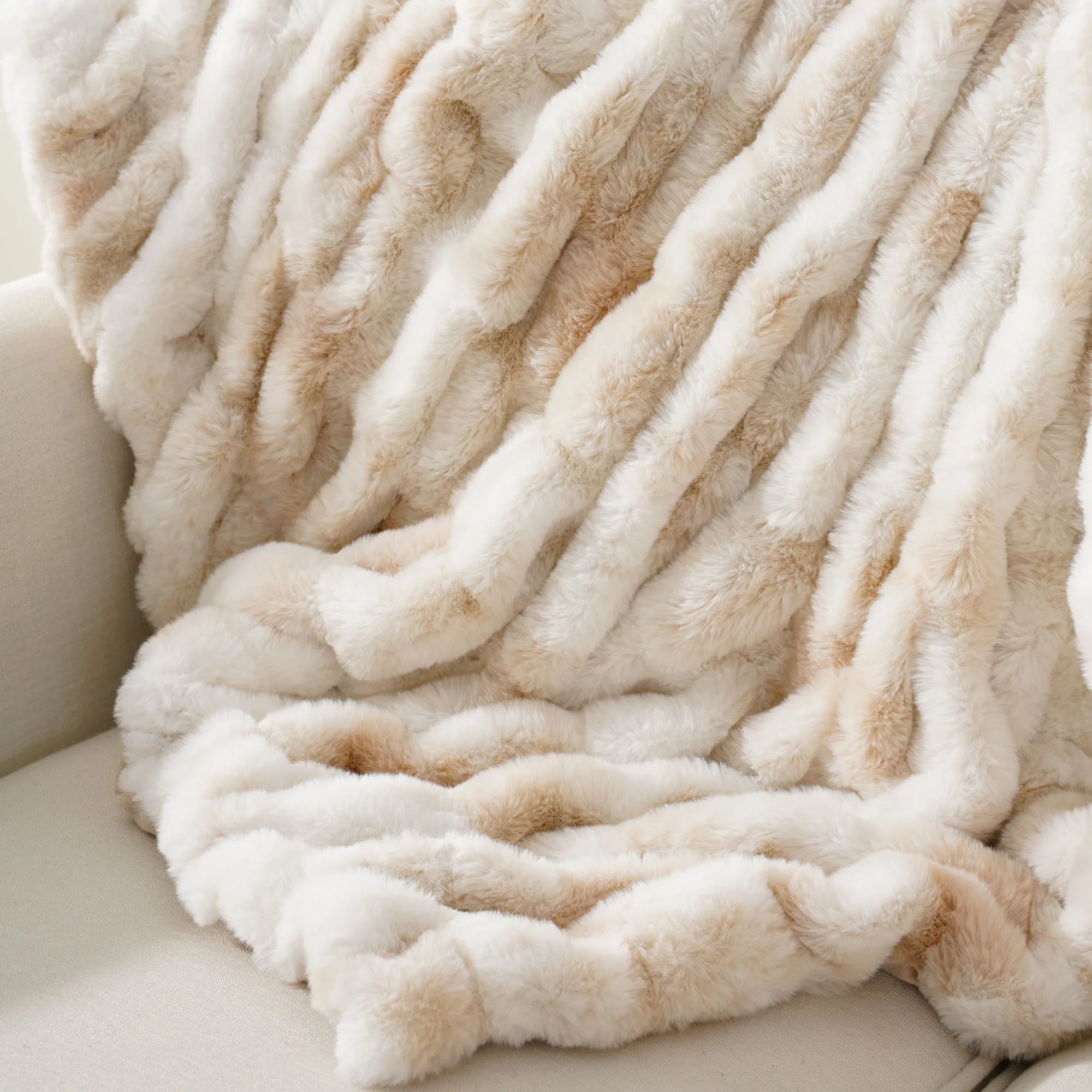 LuxeHaven Plush Throw Blanket – Elegant Faux Fur Comfort for a Stylish Interior - All Around Casa